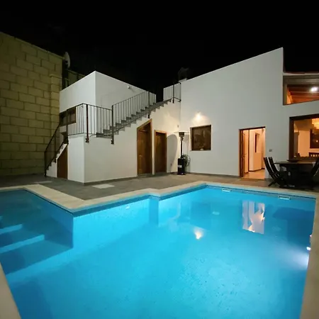 Casa America- Private Heated Pool- Sun & Solarium Experience 度假居